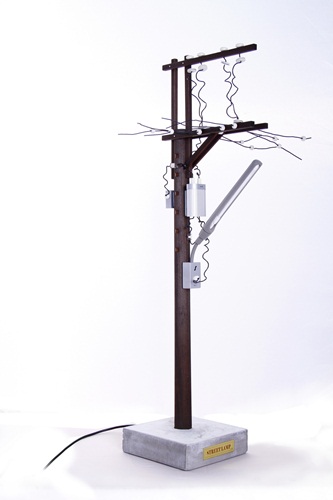 創作靈感來自獨自行過夜裡寧靜的街道，無數街燈，不禁